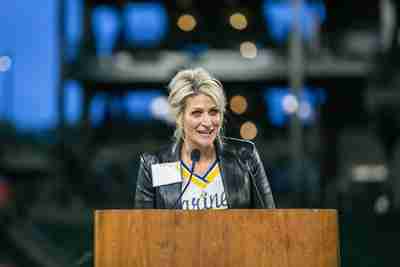 Lisa Stirgus speaks at the 2022 Dare to Dream Dinner & Auction