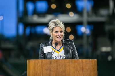 Lisa Stirgus speaks at the 2022 Dare to Dream Dinner & Auction